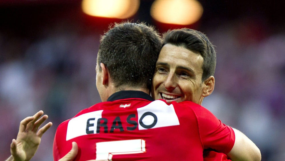 Eraso se abraza con Aduriz tras uno de sus goles