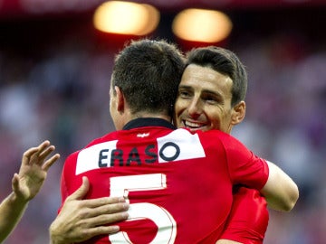 Eraso se abraza con Aduriz tras uno de sus goles