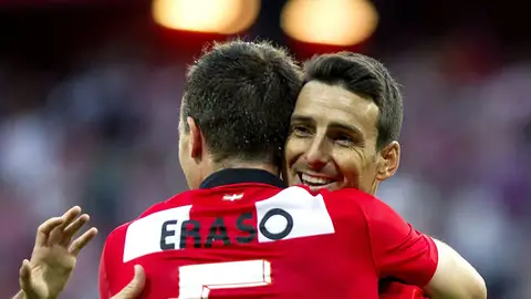 Eraso se abraza con Aduriz tras uno de sus goles Eraso se abraza con Aduriz tras uno de sus goles