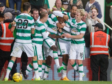 Jugadores del Celtic celebran un gol