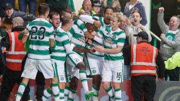Jugadores del Celtic celebran un gol