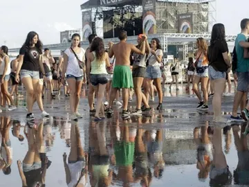 La zona de conciertos anegada por el agua La zona de conciertos anegada por el agua