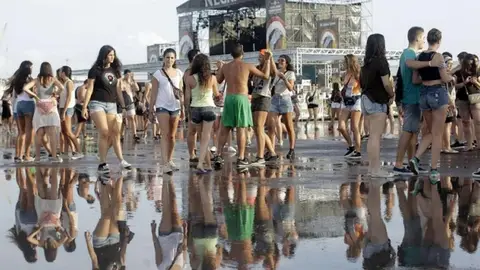 La zona de conciertos anegada por el agua La zona de conciertos anegada por el agua