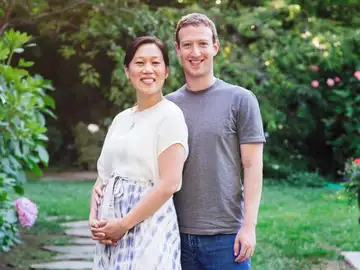 Mark Zuckerberg junto a su mujer embarazada, Priscilla Chan Mark Zuckerberg junto a su mujer embarazada, Priscilla Chan