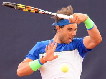 Rafa Nadal golpea la bola durante el partido