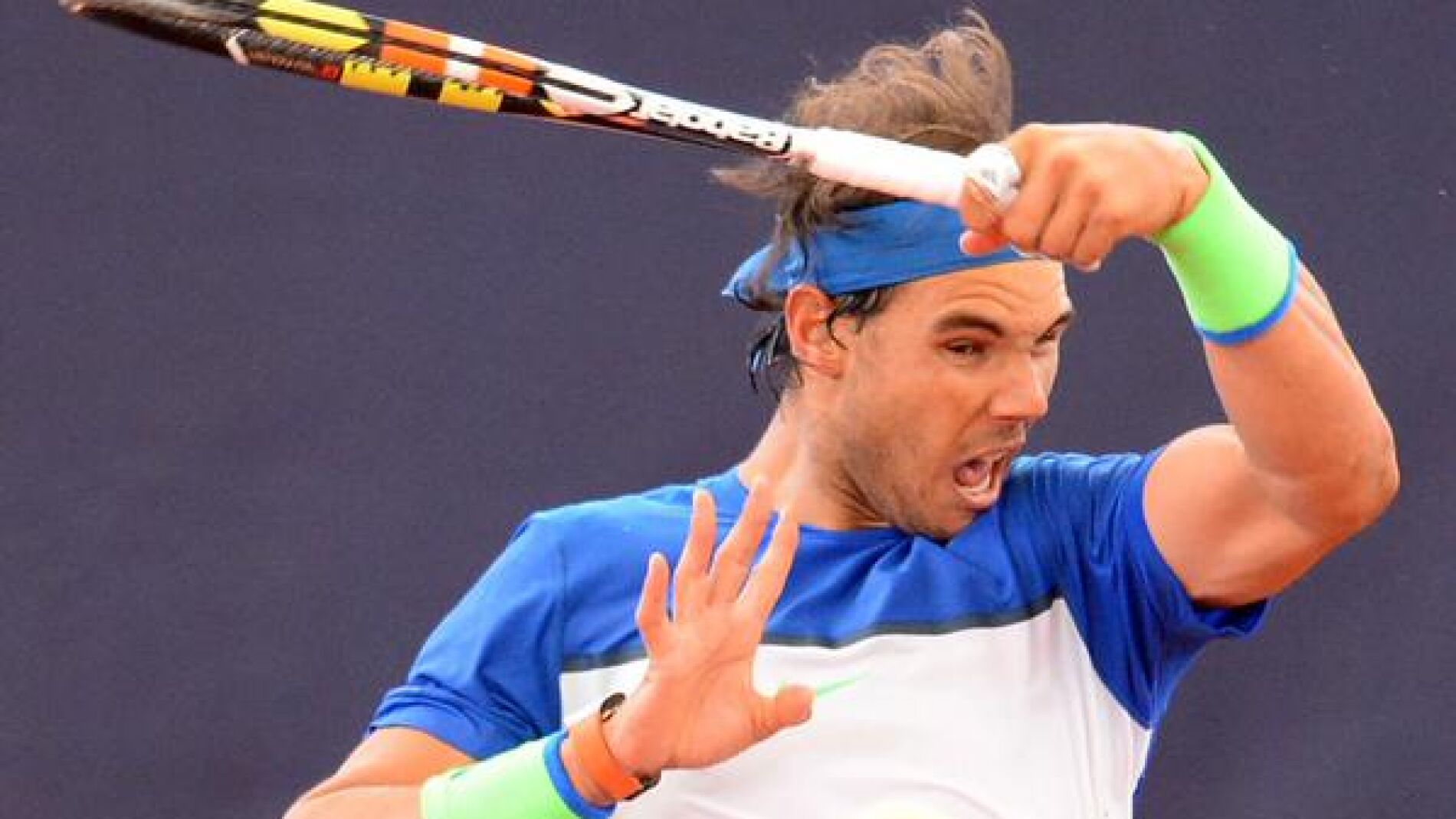 Rafa Nadal golpea la bola durante el partido