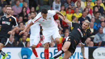 Vitolo conduce el balón ante la oposición rival