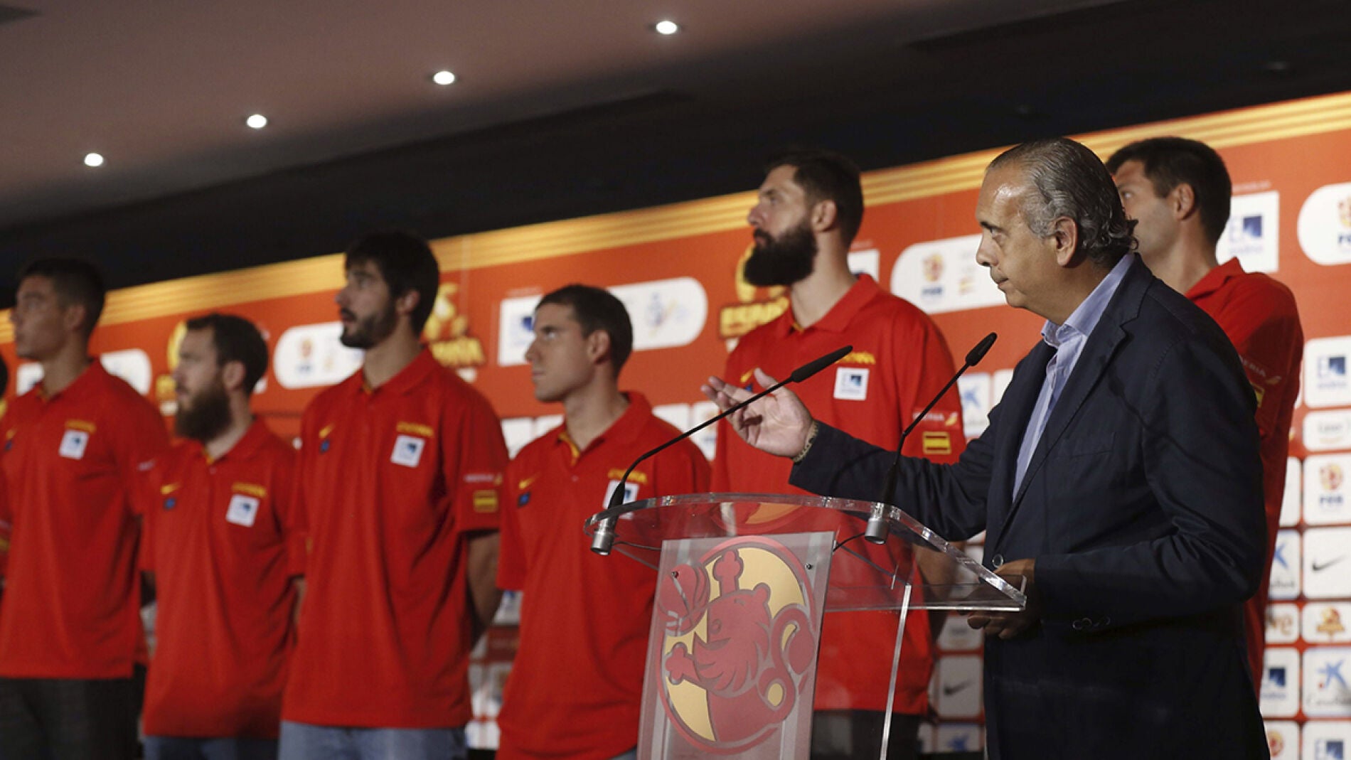 Jos&eacute; Luis S&aacute;ez, presidente de la FEB, habla con los medios