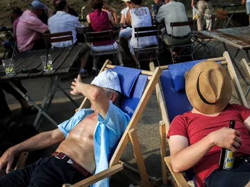 Tomando el sol en tumbonas Tomando el sol en tumbonas