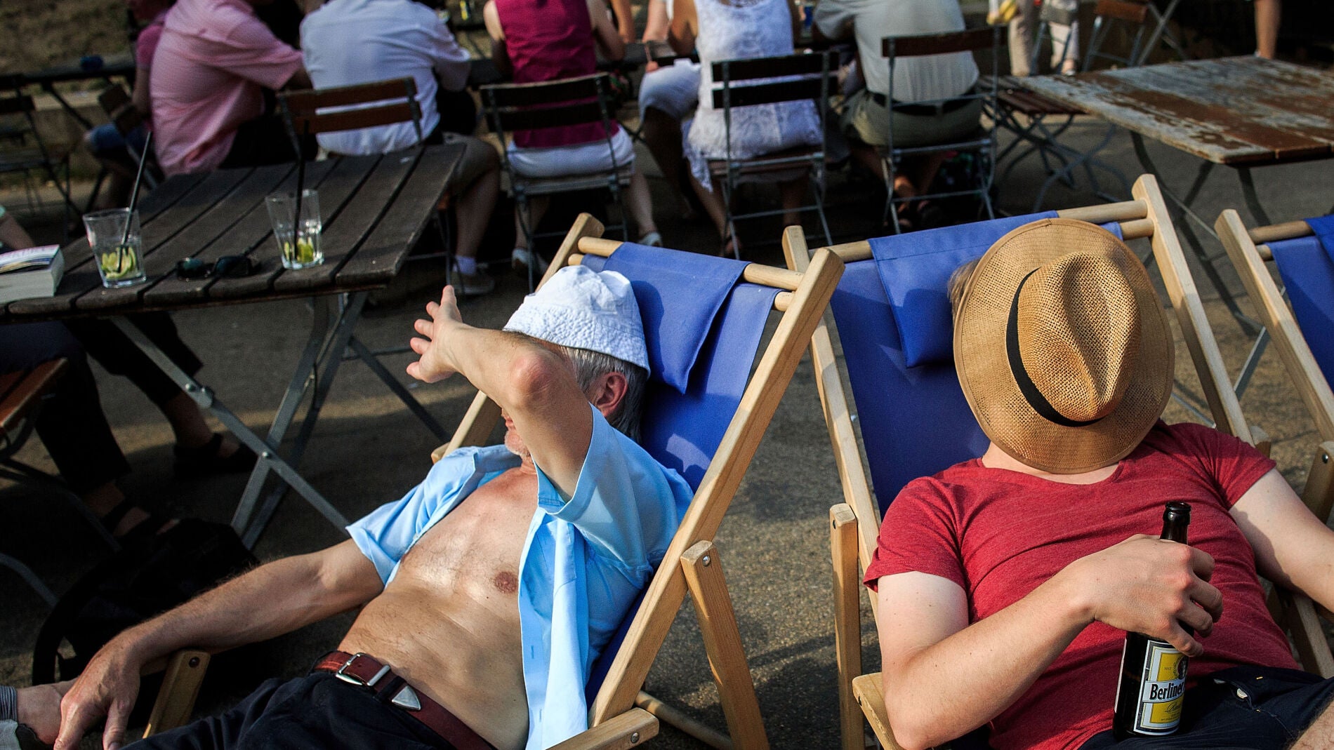 Tomando el sol en tumbonas