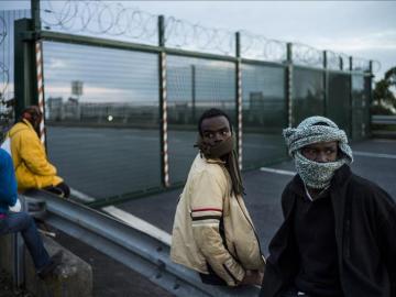 Miles de inmigrantes esperan en el campamento de Calais para saltar la valla