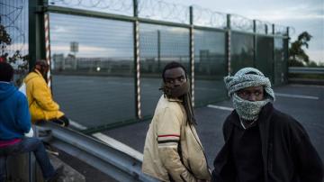 Miles de inmigrantes esperan en el campamento de Calais para saltar la valla