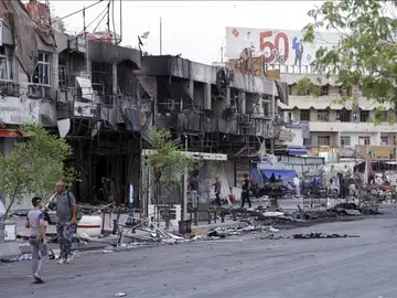 Iraquíes inspeccionan el lugar donde explosionó un coche bomba en Bagdad, Irak, la pasada semana. Iraquíes inspeccionan el lugar donde explosionó un coche bomba en Bagdad, Irak, la pasada semana.