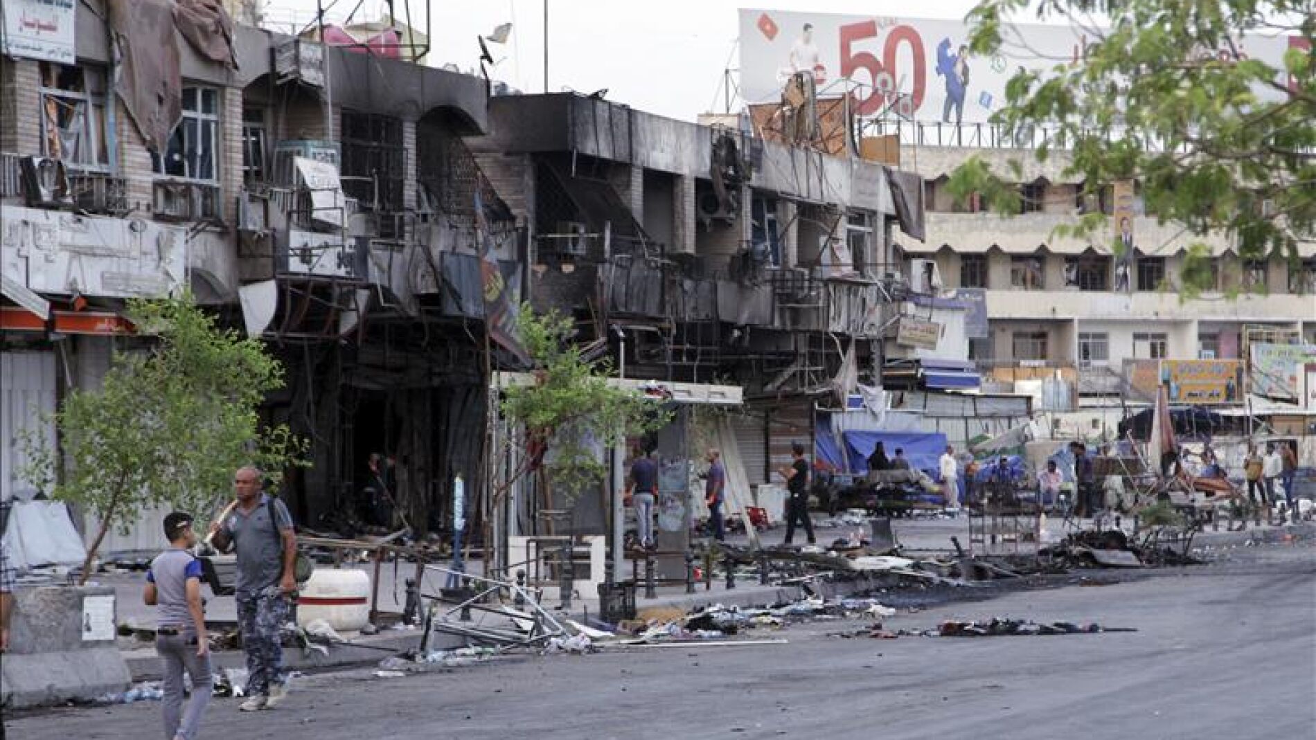 Iraqu&iacute;es inspeccionan el lugar donde explosion&oacute; un coche bomba en Bagdad, Irak, la pasada semana.