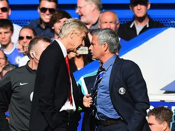 Wenger y Mourinho, encarados durante un partido Wenger y Mourinho, encarados durante un partido