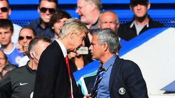 Wenger y Mourinho, encarados durante un partido