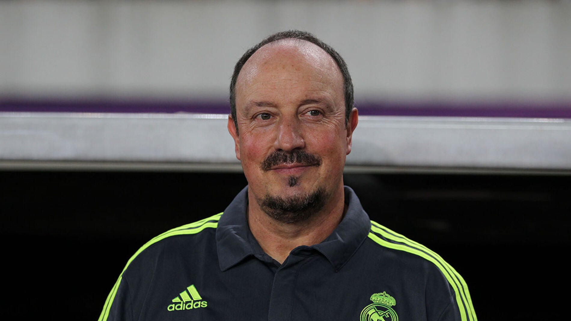 Rafa Ben&iacute;tez sonr&iacute;e antes de un partido con el Real Madrid