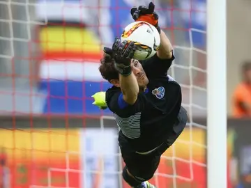 Iker Casillas detiene un penalti al Valencia Iker Casillas detiene un penalti al Valencia