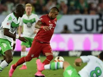 Vidal conduce el balón ante la oposición rival Vidal conduce el balón ante la oposición rival
