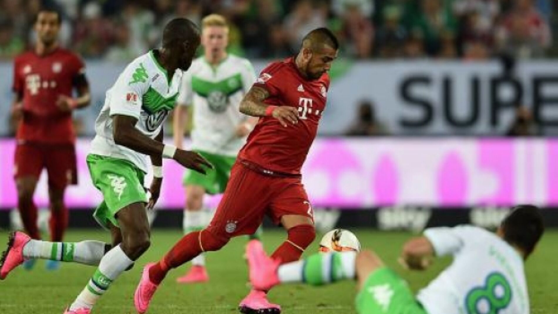 Vidal conduce el bal&oacute;n ante la oposici&oacute;n rival