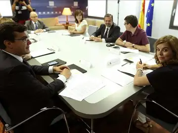 La vicepresidenta del Gobierno, Soraya Sáenz de Santamaría, durante la reunión que ha mantenido hoy con el ministro de Hacienda Cristóbal Montoro La vicepresidenta del Gobierno, Soraya Sáenz de Santamaría, durante la reunión que ha mantenido hoy con el ministro de Hacienda Cristóbal Montoro