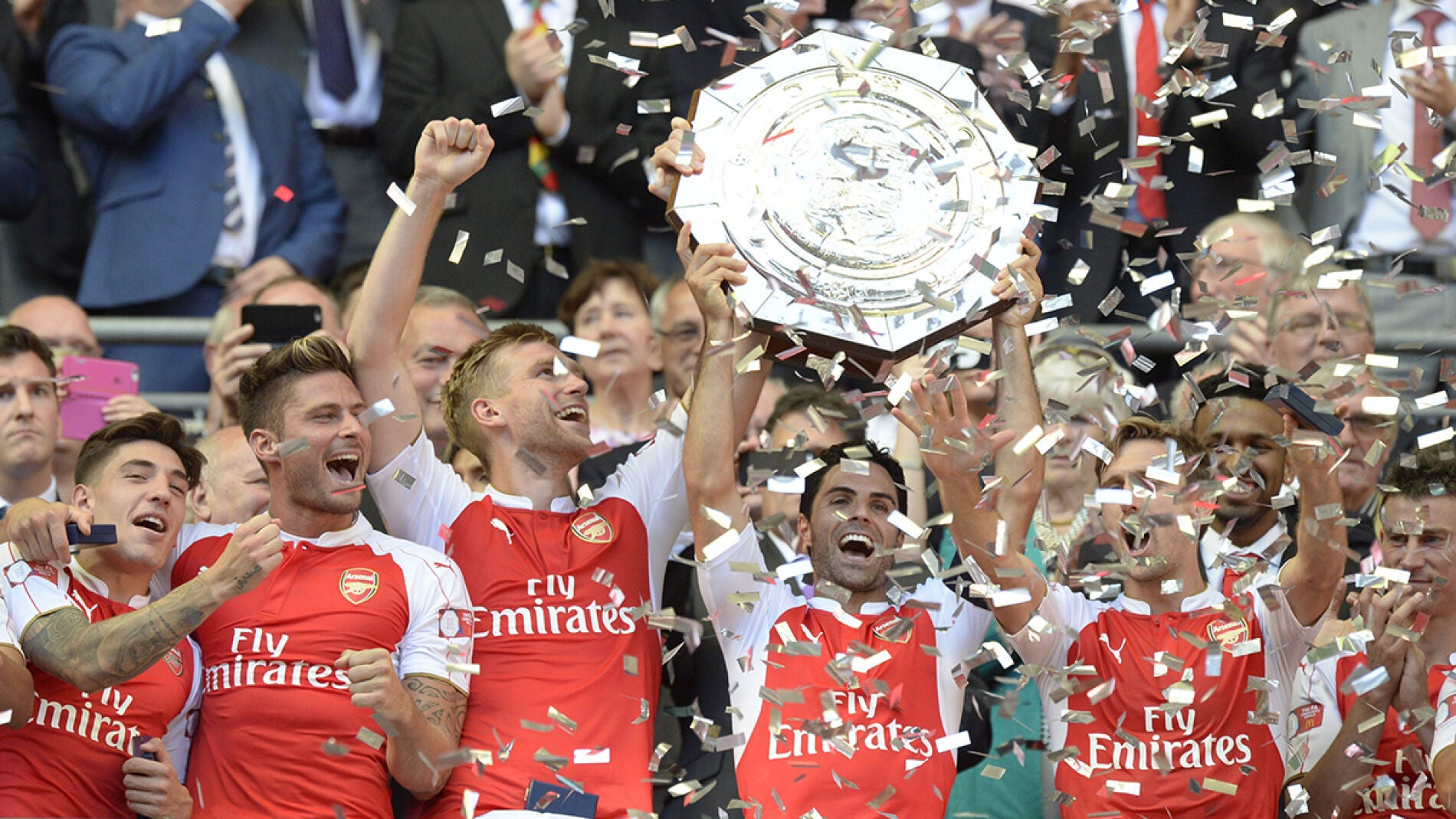 Mikel Arteta levanta el trofeo de campe&oacute;n de la Community Shield