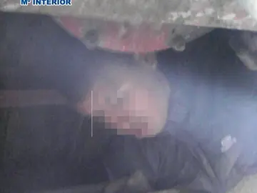 El menor, de 17 años, ha sido localizado en los bajos de un camión El menor, de 17 años, ha sido localizado en los bajos de un camión