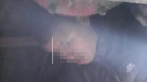 El menor, de 17 años, ha sido localizado en los bajos de un camión El menor, de 17 años, ha sido localizado en los bajos de un camión