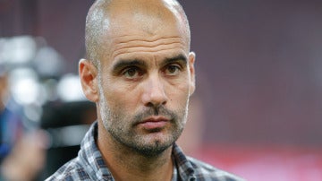 Pep Guardiola observa a sus jugadores tras un partido