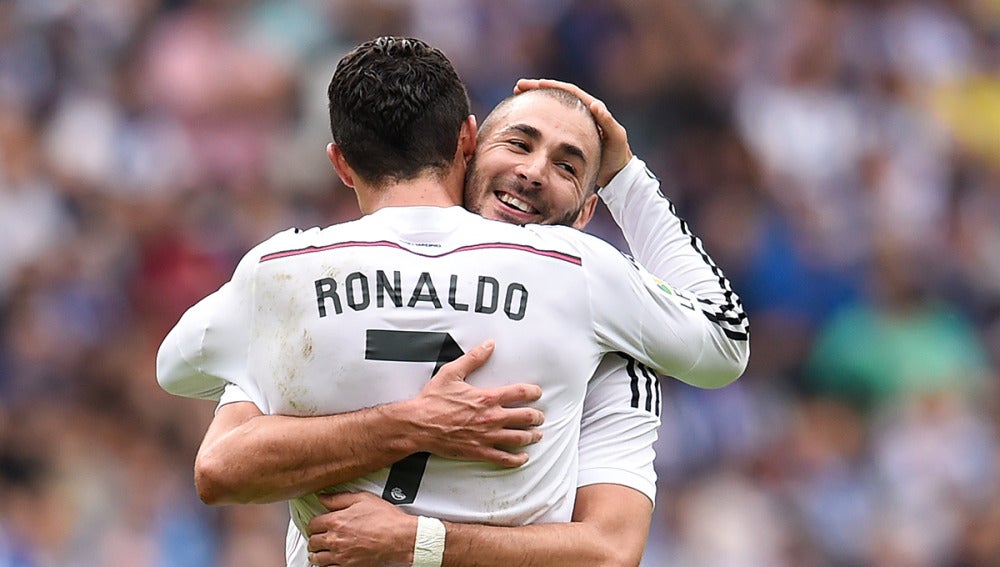 Cristiano y Benzema se abrazan durante un partido del Real Madrid