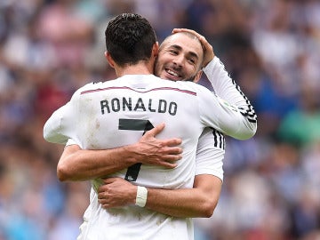 Cristiano y Benzema se abrazan durante un partido del Real Madrid
