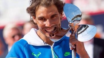 Rafa Nadal muerde el trofeo de campeón de Hamburgo
