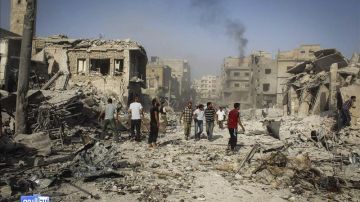 Imagen de la zona del mercado de Ariha tras estrellarse un caza del Ejército sirio