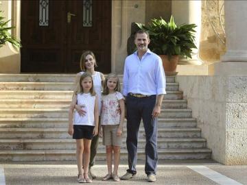 Los Reyes, la Princesa Leonor y la Infanta Sofía durante el primer posado oficial en el Palacio de Marivent