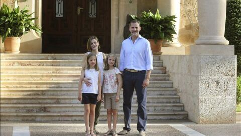 Los Reyes, la Princesa Leonor y la Infanta Sof&iacute;a durante el primer posado oficial en el Palacio de Marivent