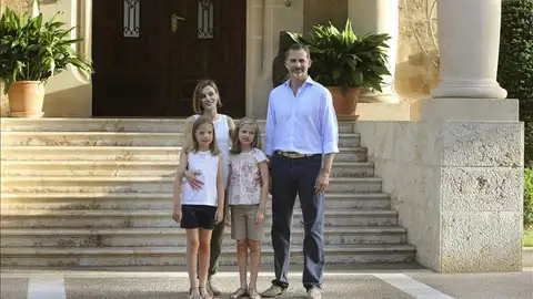 Los Reyes, la Princesa Leonor y la Infanta Sofía durante el primer posado oficial en el Palacio de Marivent Los Reyes, la Princesa Leonor y la Infanta Sofía durante el primer posado oficial en el Palacio de Marivent