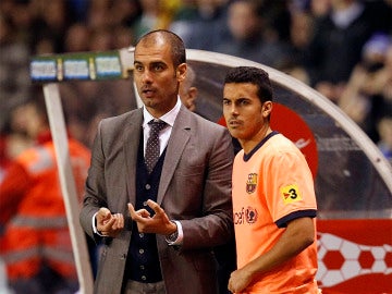 Guardiola da órdenes a Pedro en su etapa en el Barça