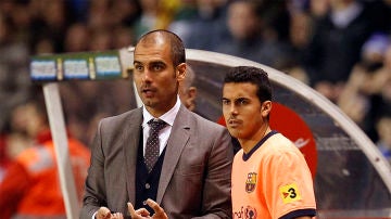 Guardiola da órdenes a Pedro en su etapa en el Barça