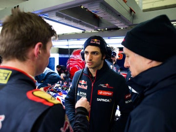 Carlos Sainz y Max Verstappen junto a Franz Tost en el box de Toro Rosso