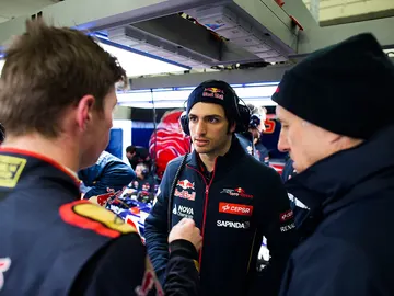 Carlos Sainz y Max Verstappen junto a Franz Tost en el box de Toro Rosso Carlos Sainz y Max Verstappen junto a Franz Tost en el box de Toro Rosso