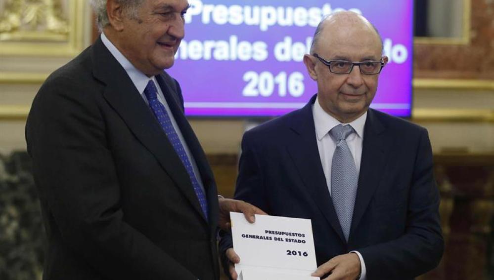 Cristóbal Montoro y el presidente de la Cámara Baja, Jesús Posada durante el acto de PGE 2016