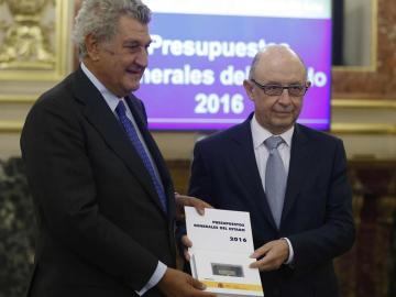 Cristóbal Montoro y el presidente de la Cámara Baja, Jesús Posada durante el acto de PGE 2016