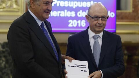 Crist&oacute;bal Montoro y el presidente de la C&aacute;mara Baja, Jes&uacute;s Posada durante el acto de PGE 2016