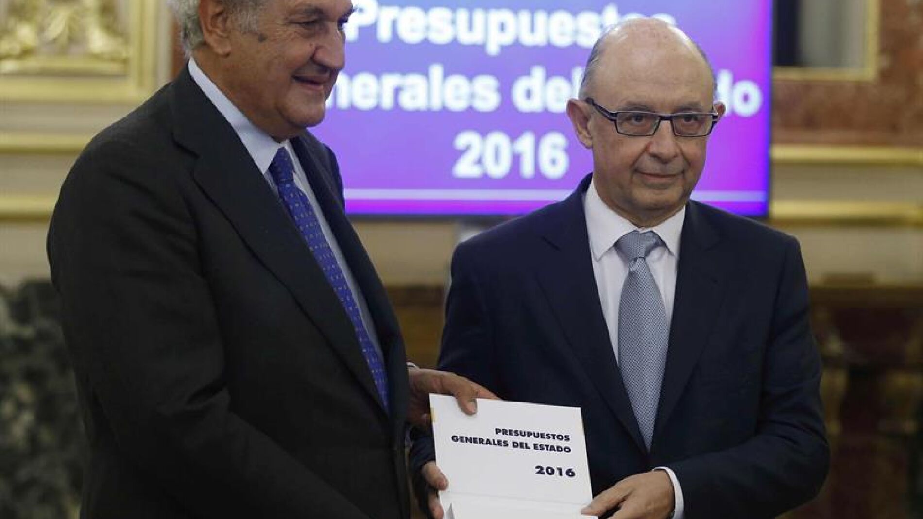 Crist&oacute;bal Montoro y el presidente de la C&aacute;mara Baja, Jes&uacute;s Posada durante el acto de PGE 2016