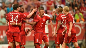 Los jugadores del Bayern celebran uno de los goles ante el Milan