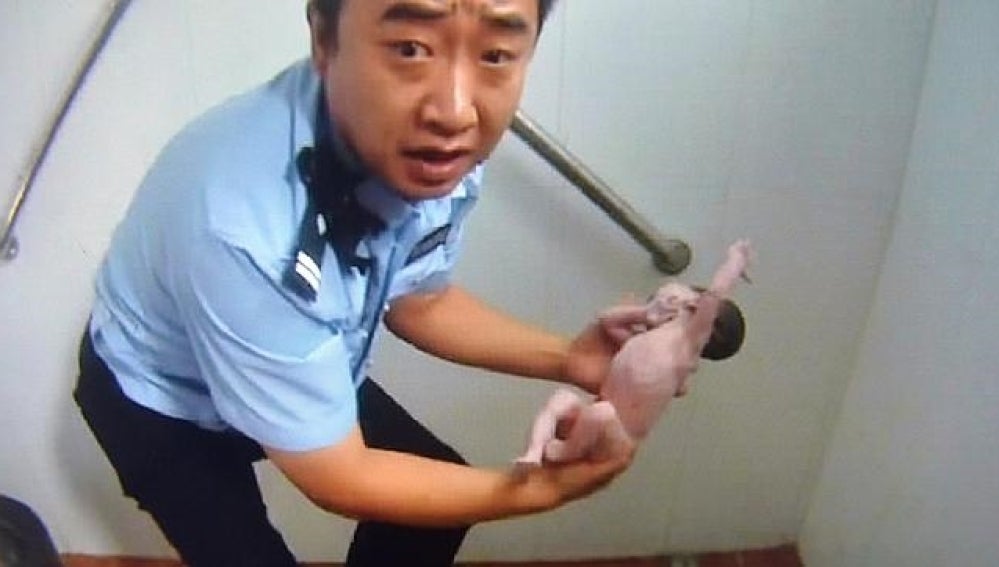 El momento en el que el policía consigue rescatar a la niña recién nacida