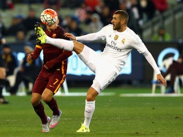 Benzema controla un balón ante la Roma