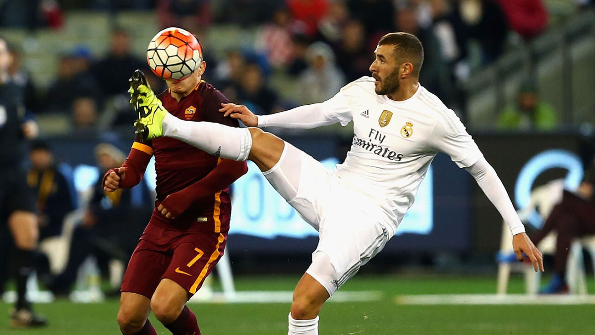 Benzema controla un bal&oacute;n ante la Roma