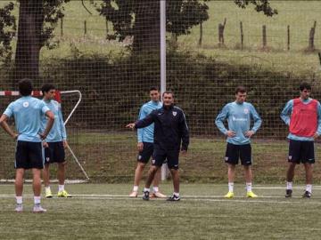 Valverde da órdenes a sus jugadores en el entrenamiento