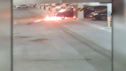 Arde un coche en China por el calor Arde un coche en China por el calor